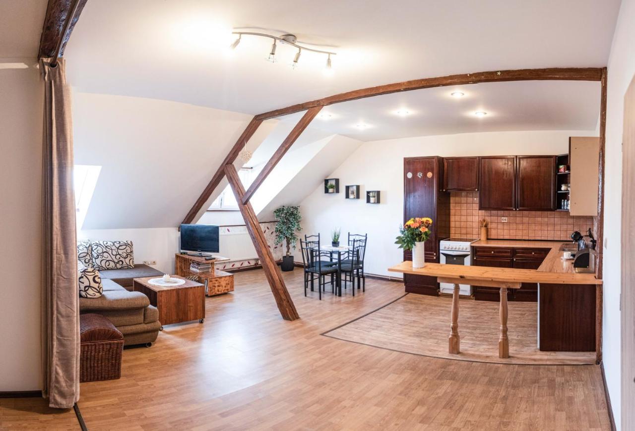 Podkrovni Apartman S Vyhledem Na Namesti Lomnice nad Luznici ภายนอก รูปภาพ